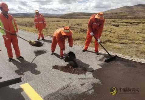 達(dá)日公路段采用新材料LTC瀝青再生養(yǎng)護(hù)劑修復(fù)路面裂縫顯成效 瀝青網(wǎng)，sinoasphalt.com